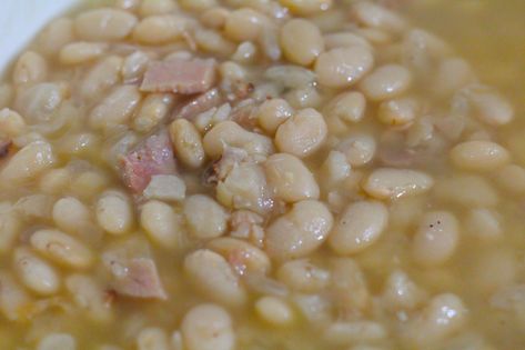 Southern White Beans Recipe, Southern White Beans, Soup Recipes Ham, White Beans Recipe, White Beans And Ham, Beans And Ham, Beans And Cornbread, Beans In Crockpot, White Bean Recipes