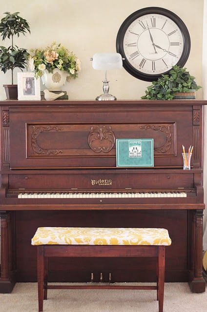 I would love to have an upright piano in our house someday! Upright Piano Decor, Refinish Piano, Piano Styling, Piano Living Rooms, Piano Wall, Painted Pianos, Piano For Sale, Piano Decor, Old Pianos