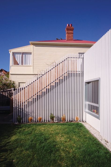 Dynnyrne Extension, Hobart | Preston Lane Architects Exterior Balustrade, Beach House Stairs, External Stairs, Deck Stair Lights, Woods Ideas, Queenslander Renovation, Outside Stairs, Staircase Outdoor, Timber Stair