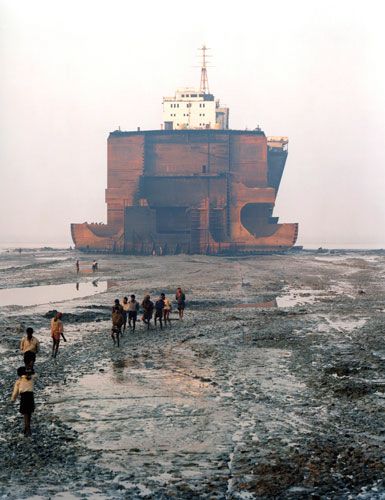 Edward Burtynsky Ship Breaking, Abandoned Ships, Cargo Ship, Shipwreck, Documentary Photography, Photojournalism, Abandoned Places, The Ocean, Marketing Digital