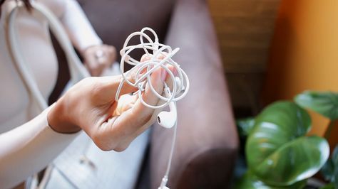 The 1 trick you need to prevent headphones from getting tangled Beats Earphones, Tangled Headphones, Headphone Organizer, Diy Organization, Household Hacks, Tangled, That Way, Life Hacks, Headphones