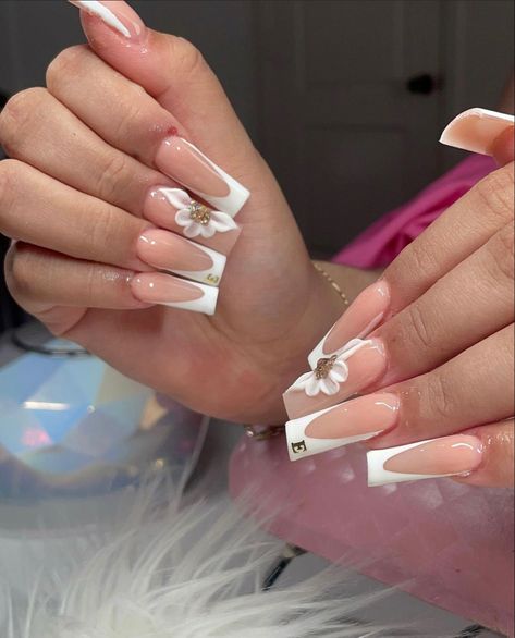 White Acrylic Nails With Letter Design, Acrylic Nail Designs With A Letter, White Quince Nails Medium, 3d Flower Nails With Initial, Nails With Rhinestones And Initials, French Tip Acrylic Nails With Letter, Nails With Initial E On Them, Nails With J On It, Nails With White Background