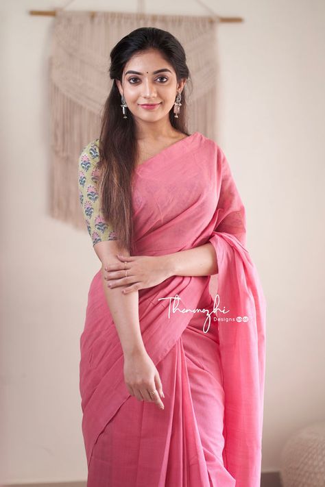 Simple Pink Saree Look, Pink Cotton Saree Contrast Blouse, Pink Handloom Saree, Contrast Blouse For Pink Saree, Simple Look In Saree, Pink Colour Saree Contrast Blouse, Blouse For Pink Saree, Pink Saree With Contrast Blouse, Pink Contrast Blouse