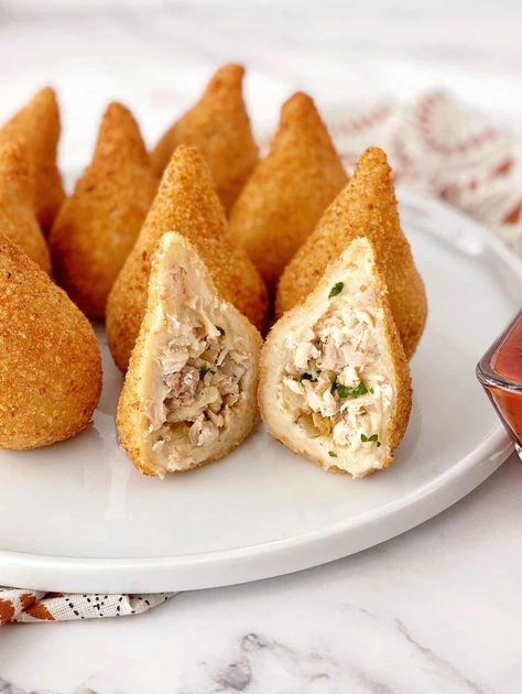 This traditional Brazilian chicken croquettes called Coxinha is so delicious! Try it over a weekend and it will sure be a favorite! Coxinha Recipe, Chicken Croquettes Recipe, Chicken Croquettes, Brazilian Food, Croquettes, Fine Food, Interesting Food Recipes, Food Network, Appetizer Snacks