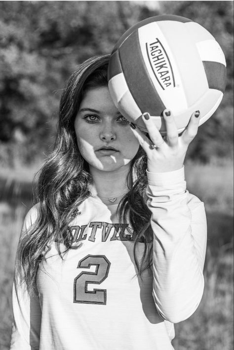 Cute Volleyball Senior Pictures, Volleyball Photoshoot Ideas Outside, Outdoor Volleyball Senior Pictures, Senior Picture Ideas Volleyball, Volleyball Photoshoot Ideas, Volleyball Pictures Poses Individual, Senior Volleyball Banner, Volleyball Portraits, Volleyball Team Photos