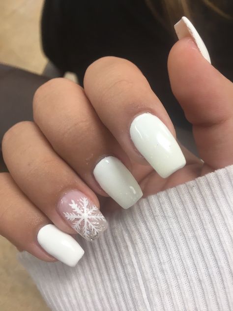 Cute Easy White Nail Designs, White Winter Nails Acrylic Short, Christmas White Nails Snowflakes, Simple Christmas Nails Winter Short Square, Winter Themed Acrylic Nails, White Winter Nails Square, Winter White Nails Short, White Nails With Silver Snowflakes, Simple Winter Acrylic Nails Short