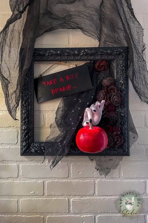 DIY Eerie Poisoned Apple and Black Roses Halloween Wreath - The Vixen's Den Poisoned Apple, Thanksgiving Cornucopia, Apple Wreath, Halloween Sugar Cookies, Creepy Spider, Diy Halloween Wreath, Poison Apple, Diy Thanksgiving, Black Roses