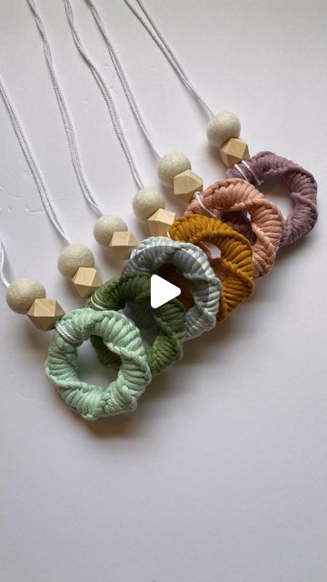 Small Macrame Projects For Beginners, Small Macrame Projects, Macrame Gifts, Macrame Ring, Dyi Art, Diy Keychains, Macrame Colar, Macrame Rings, Small Macrame