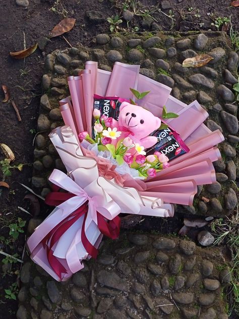 Warna pink Bucket Snack Pink, Buket Snack Aesthetic, Buket Pink, Buket Graduation, Bucket Balon, Snack Bucket, Snack Bouquet, Buket Snack, Pink Snacks