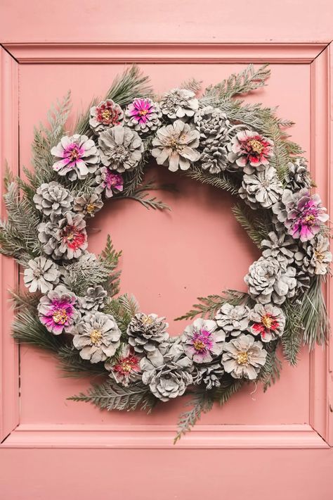 Dekoratívne Vence, Painted Pinecones, Pine Cone Art, Diy Pinecone, Christmas Crafts To Make, Pine Cone Decorations, Pinecone Wreath, Cones Crafts, Diy Fall Wreath