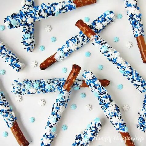 Snowflake Pretzel Pops Pretzel Pops, Christmas Pretzels, White Chocolate Pretzels, Snowflake Party, Disney Frozen Party, Winter Treats, Edible Crafts, Winter Wonderland Party, Chocolate Pretzels