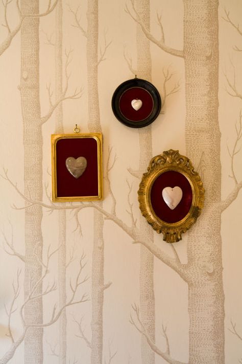 Tiny locket-style hearts become a statement piece of art when suspended in mini frames, like these at actress Beth Riesgraf's home. They're perfect for Valentine's Day, but understated enough that you could keep them up all year long. Beth Riesgraf, Creative Valentines Day Ideas, Valentine Wall Art, French Theme, Floral Textile, Romantic Colors, Creative Valentines, Vintage Theme, Elle Decor