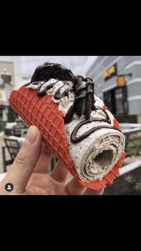 Mint Oreo Ice Cream, Oreo Food, Rolled Tacos, Ice Cream Taco, Ice Cream Business, Mint Oreo, Oreo Flavors, Oreo Ice Cream, Sweet Cups