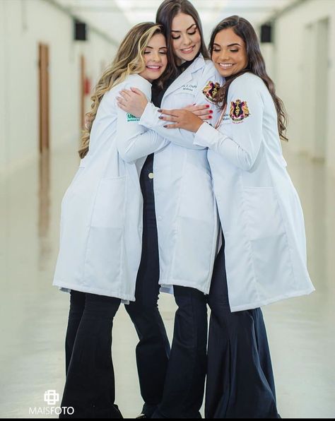 Doctor Photoshoot Ideas, Nursing School Graduation Pictures, College Graduation Pictures Poses, White Coat Ceremony, Medical Photography, Dentistry Student, Graduation Photography Poses, Medical Wallpaper, College Graduation Pictures