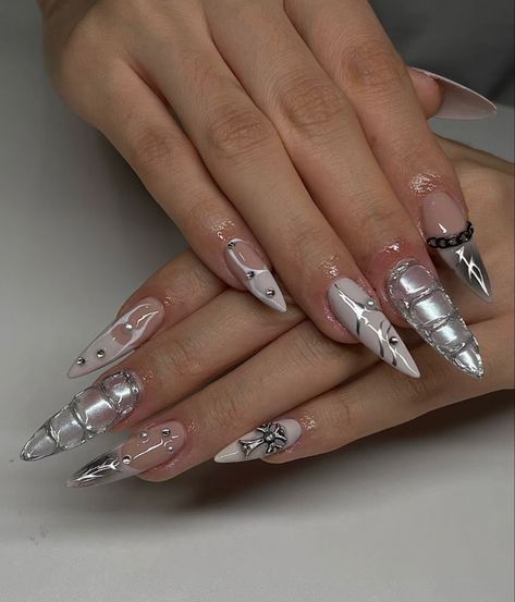 Cyberpunk Nails, Futuristic Nails, Pop Nails, Futuristic Outfits, Girls Nail Designs, Fake Nails Designs, Asian Nails, Silver Nail, Goth Nails