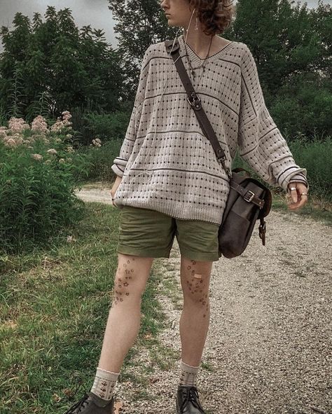 Image credits goes to reggiedotorg on Instagram Cottegcore Aesthetic Outfits Men, Cottage Core Nonbinary Outfits, Masc Cottagecore Outfits, Masc Cottagecore, Cottagecore Summer Outfits, Goblin Core Outfit, Dark Cottagecore Fashion, Non Binary Outfits, Goblincore Outfits