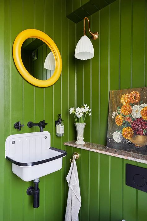 Kelly green paneled powder bathroom with yellow mirror. Ribbed Tile, Cloakroom Ideas, Marble Worktops, Patterned Armchair, Victorian Townhouse, England Homes, Bold Decor, Custom Headboard, Downstairs Toilet