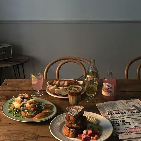 Food On Table, Breakfast Tables, Aesthetic Breakfast, Breakfast Aesthetic, Coffee Breakfast, Julia Child, Cafe Food, Pretty Food, Cute Food