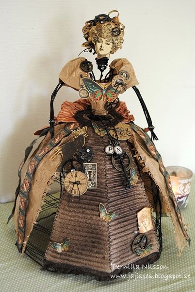 Steampunk+Bride - Pernilla Nilsson Scrapbook.com Assemblage Art Found Object, Steampunk Bride, Moda Steampunk, Steampunk Dolls, Assemblage Art Dolls, Steampunk Crafts, Arte Steampunk, Bride Dolls, Found Object Art