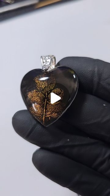 Resin Art Pendant, How To Make Resin Jewelry, Resin Pendant Tutorial, Resin Art Jewelry, Resin Background, Resin Jewelry Tutorial, Jewellery Resin, Resin Jewerly, Resin Pendant Diy