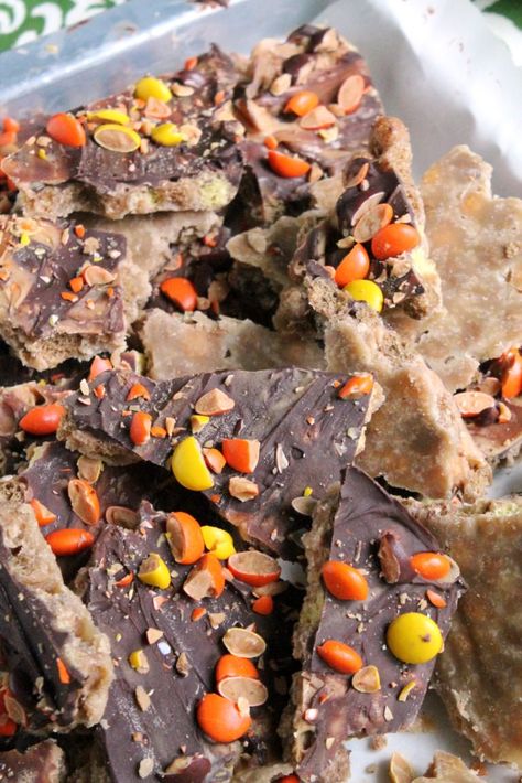 Classic cracker toffee is addicting enough but if you are a peanut butter lover this one is even more tantalizing with 3 layers of Reese's products! Puff Dessert, Toffee Bark, Reese's Puffs, Cracker Candy, Cracker Toffee, Toffee Recipe, Puff Recipe, Butter Toffee, Cereal Treats