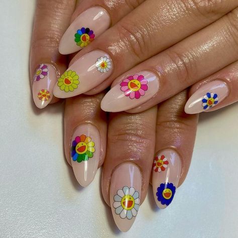 Takashi Murakami Nail Art, Murakami Nail Art, Takashi Nails, Takashi Murakami Nails Short, Smiley Face Flower Nails, Smiley Flower Nails, Nails Murakami, Takashi Murakami Flower Nails, Murakami Flower Nails