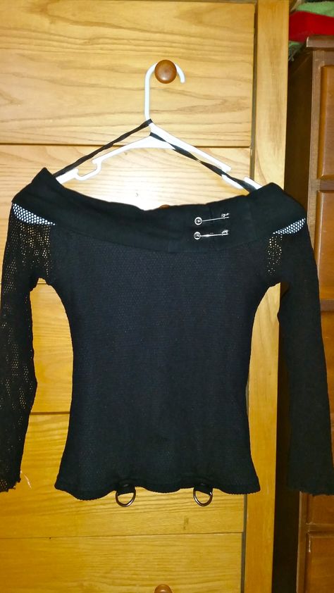 Lipservice Safety Pin and Fishnet Top Size: S-M. Bust: 13.5 Waist: 12 Length: 17.5 Notes: EUC. Very stretchy, fishnet is over the opaque torso as well as having fishnet 3/4 sleeves. Fishnet Top Outfit, Fishnet Outfits, Top Summer Outfits, Goth Clothes, Fishnet Top, Future Outfit, Young Fashion, Alternative Outfits, Goth Outfits