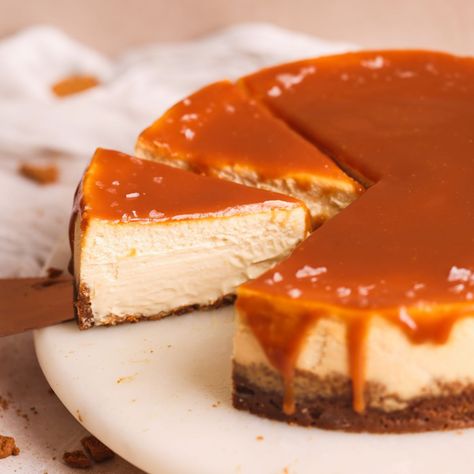 BEST Salted Caramel Cheesecake - BAKE WITH ZOHA Best Salted Caramel Cheesecake, Cold Dessert Ideas, Salted Caramel Biscoff Cheesecake, Popular Cheesecake Recipes, Biscoff Crust, Best Tiramisu, Caramel Cheesecake Recipes, Brownies Cheesecake, Homemade Salted Caramel