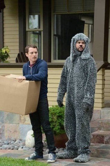 Halloween Costume Ideas For BFFs: Wilfred and Ryan Jen And Judy, Pained Expression, Duo Costumes, Duo Halloween Costumes, Elijah Wood, Shag Carpet, Dead To Me, Dog Costume, Halloween Make