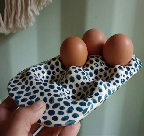 Air Dry Clay Kitchen Decor, Ceramic Egg Holder, Egg Holders, Ceramic Egg, Air Dry Clay Projects, Cerámica Ideas, Diy Ceramic, Diy Pottery, Pottery Crafts