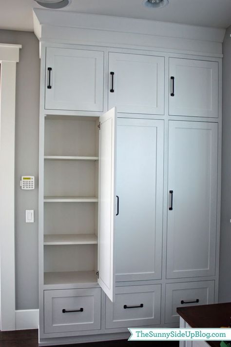 Love these locker units with adjustable shelves, small cabinets above them, and drawers below. Ideas Armario, Dressing Design, Laundry Room/mud Room, Room Storage Diy, Mudroom Laundry Room, Mud Room Storage, Mudroom Design, Laundry Room Cabinets, غرفة ملابس