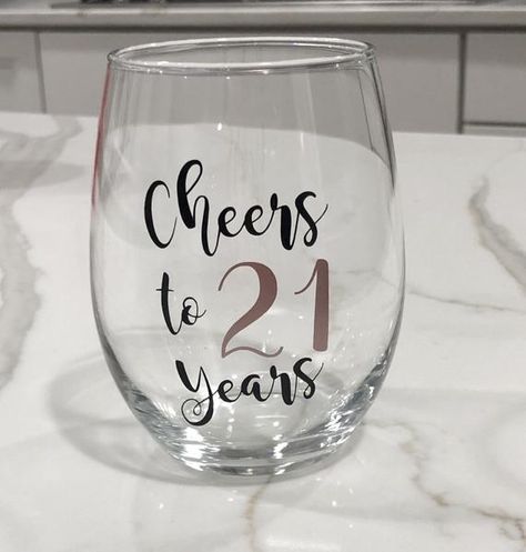 Cheers to 21 Years! Each glass holds 21 ounces and is carefully created from professional grade outdoor vinyl. Please choose number 21 color in drop down menu. Text will be black. This glass can be customized to say any age you want. Have a favorite quote you would like on this 21 ounce glass? 21st Wine Glass Ideas, 21 Birthday Wine Glass Ideas, Wine Glass Customize, 21st Inspiration, Wine Glass Ideas, Cricut Glasses, 21st Birthday Glass, Cheers To 21 Years, 21 Birthday Wine Glass