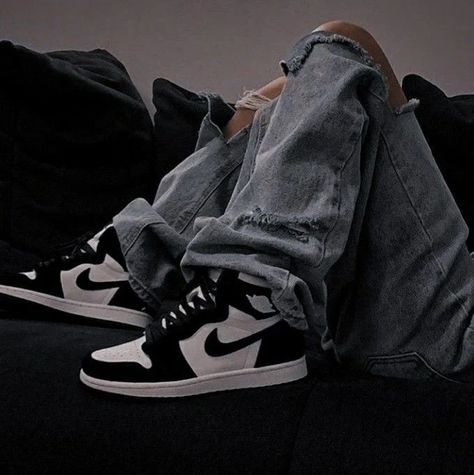 Jordan Air 1 blanco y negro
Black and white
Tenis
Nike
Sneakers
Streetstyle
Ootd
Shoes
Outfit of the day
Cozy
Insta inspo
Outfit inspo Jordans Aesthetic, Trendy Shoes Sneakers, Jordan Air, Swag Shoes, Sneakers Outfit, Girls Sneakers, Hummel Sneaker, Trendy Shoes, Minimal Fashion