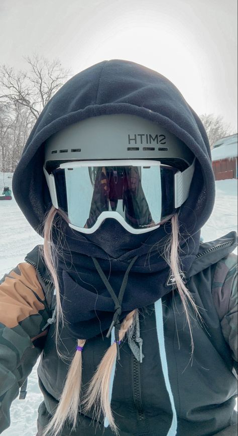 Snowboarding Girl Outfit, Ski Aethstetic, Ski Helmet Womens Outfit, Snowboarding Balaclava, Snowboard Fits, Snowboard Fit, Snowboarding Outfit Women's, Girl Snowboarding, Snowboarding Pics