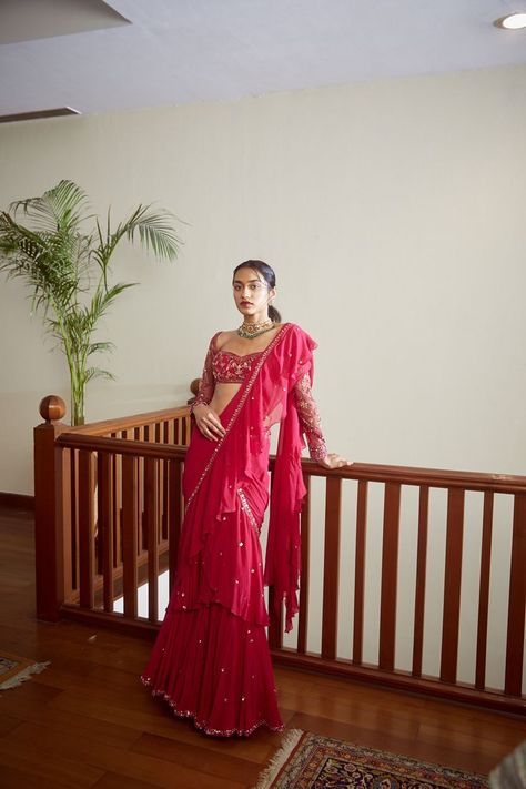 Georgette Ruffle Saree, Disiner Saree Look, Cocktail Saree Indian Weddings, Morden Sarees, Kalki Saree, Readymade Saree Party Wear, Red Blouse Design, Pre Stitched Saree, Ruffled Saree