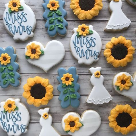 Sunflower Cookies Wedding, Sunflower Bridal Cookies, Sunflower Wedding Cookies Decorated, Sunflower Bridal Shower Cookies, Sunflower Royal Icing Cookies, Sunflower Cookies Royal Icing, Sunflower Wedding Cookies, Sunflower Bridal Shower Ideas, Sunflower Sugar Cookies