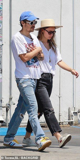 Harry Styles Jeans, Harry And Olivia, Harry Styles And Olivia Wilde, Gemma Styles, Olivia Wilde, Sporty Outfits, Distressed Black Jeans, Fashion Pictures, Matching Outfits