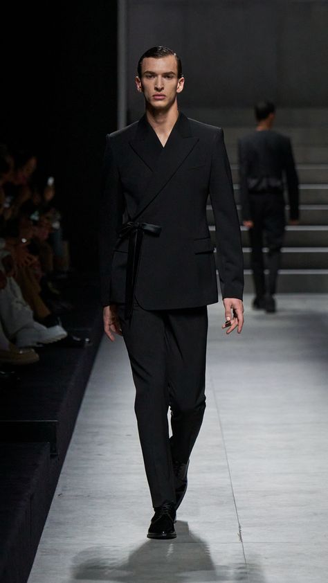 Dolce&Gabbana Men's Fall Winter 24/25 Milan Fashion Show : the runway styles Dolce And Gabbana Men, Dolce Gabbana Store, Japanese Suit, Kimono Suit, Outfit Boda, Men Kimono, Outfit Vest, Guys Outfits, Couture Menswear