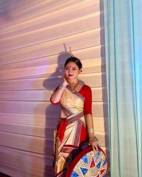 🤍 . . . . #instagram #photooftheday #explore #bihu #assam #traditional #liketime #selengpeleng #kongkona #japi #mekhelasador #assamesegirl #assamdiaries #lovebihu #dancer Bihu Assam, Assamese Girl, Traditional Poses, Mekhela Chador, Cute College Outfits, Dance Attire, Indian Aesthetic, College Outfits, Girly Photography