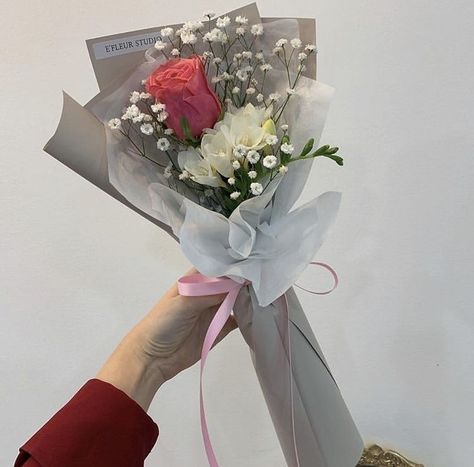 Flower Bookey, Single Rose Bouquet, Paper Bouquet Diy, Aesthetic Bouquet, Single Flower Bouquet, Man Bouquet, Adveture Time, Flower Boquet, Valentine Bouquet