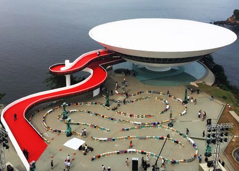 British set designer Es Devlin has created a twisting pathway around the Oscar Niemeyer-designed Museo de Arte Contemporáneo de Niterói for the Louis Vuitton Cruise Collection catwalk show. Oscar Niemeyer Architecture, Es Devlin, Renzo Piano, Cruise Collection, Oscar Niemeyer, Museum Architecture, Museum Of Contemporary Art, Chengdu, Futuristic Architecture