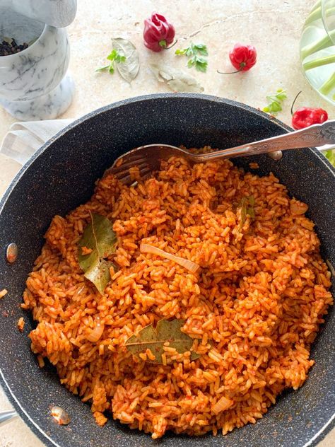 How to Make The Best Nigerian Jollof Rice - Chilli & Life Nigerian Rice Recipes, Joloff Rice Recipe, Nigeria Recipes, Charleston Recipes, Nigerian Rice, Nigerian Jollof Rice, Meal Board, Nigerian Dishes, Rice Meat