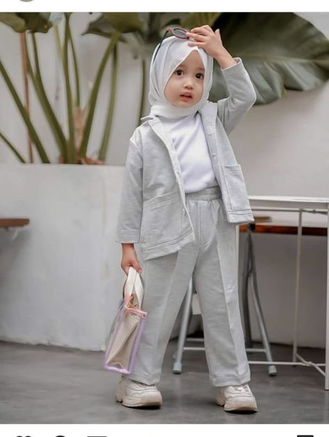 Children Abaya Style, Baby Abaya Dress, Muslim Kids Fashion, Baby Girl Dress Design Pakistani, Baby Hijab, Ronaldo Cr7, Baby Gowns Girl, Muslim Kids, Baby Clothes Girl Dresses