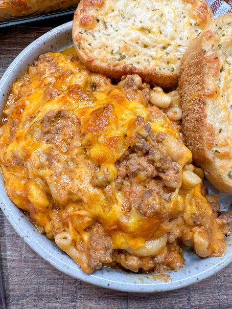 Easy Cheesy Old Fashioned Hamburger Casserole Ground Beef And Garlic Bread Recipes, 9x13 Meals, Bulk Meals, Hamburger Casseroles, Red Skin Potato Salad, The Best Deviled Eggs, Blue Pie, Dill Potato, Cook Skins