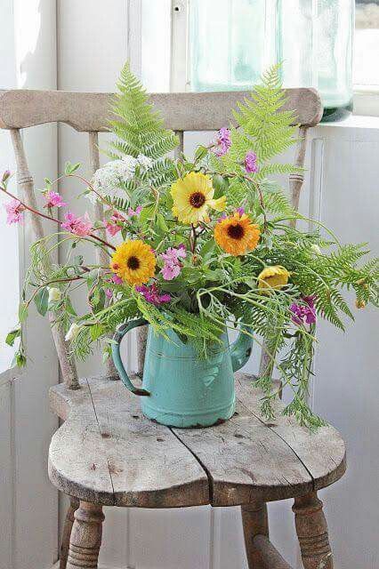 French Farmhouse Decorating, Summer Front Porch Ideas, Summer Farmhouse Decor, Vibeke Design, Summer Front Porches, Metal Watering Can, Wildflower Garden, Deco Floral, Cool Ideas