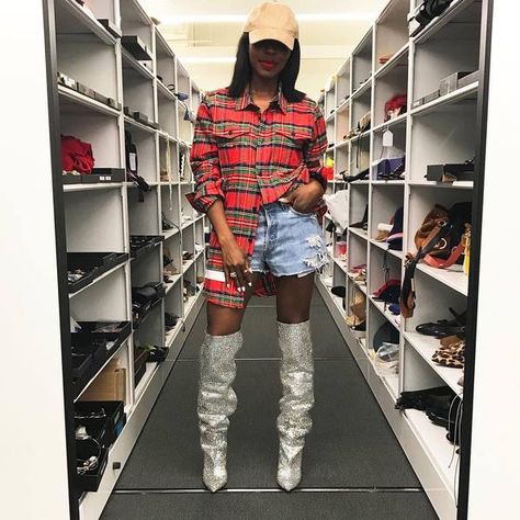 It Girl Fashion, Kahlana Barfield Brown, Ysl Boots, Kahlana Barfield, Bloggers To Follow, Black Fashion Bloggers, Saint Laurent Boots, Glitter Boots, Street Style Edgy