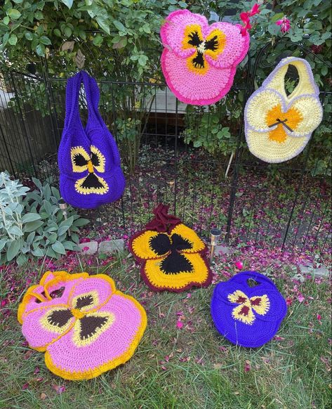 Pansy Crochet Bag, Crochet Pansy Bag, Crochet Pansy, Spindle Crafts, Knitting Quilt, Crochet Shop, Crochet Clothing And Accessories, Kawaii Crochet, Crochet Fashion Patterns