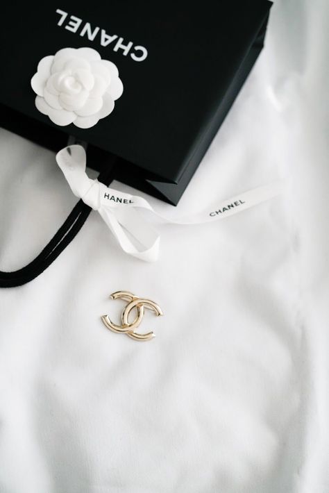 MEINE SUCHE NACH DER PERFEKTEN CHANEL BROSCHE Written By, Fashion Blog, Pearl Earrings, Chanel, Science