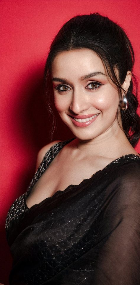 Shraddha Kapur Images Hd, Pasandida Aurat, Bollywood Face, Shraddha Kapoor Images, Woman In Saree, Bollywood Beautiful, All Actress, Portrait Sketch, Black Saree