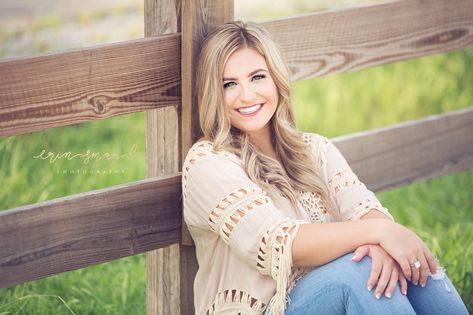 Fence Senior Pictures, Fencing Quotes, Posing Pictures, Sibling Photo Shoots, Horse Senior Pictures, Fence Railing, Senior Picture Makeup, Ariel Birthday, Country Senior Pictures